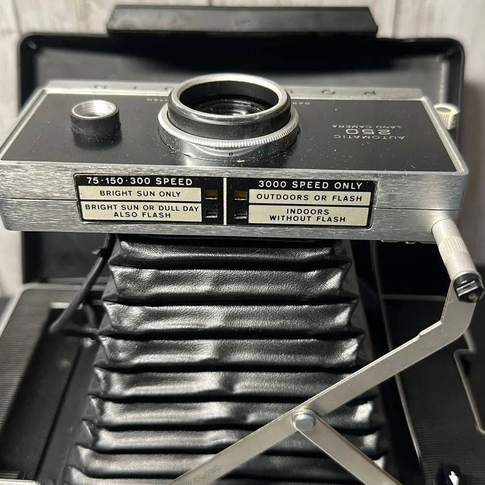 Vintage Polaroid Automatic 250 Land‎ Camera With Flash Case and film UNTESTED